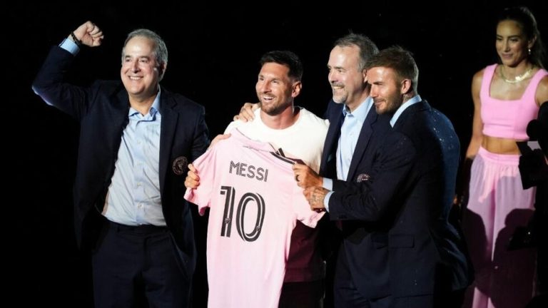 Sport : Le footballeur Argentin Lionel Messi, 36 ans, a été présenté dimanche au stade de son nouveau club américain de l’Inter Miami