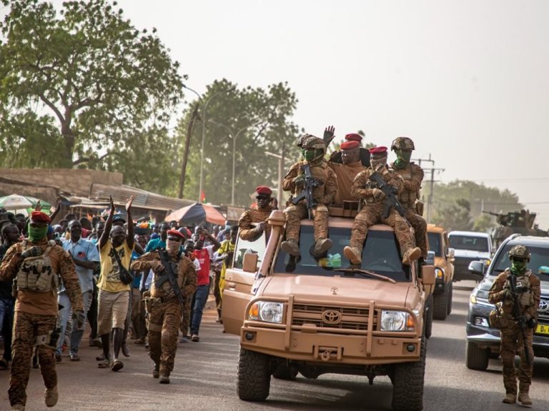 Burkina Faso : L’accueil enthousiaste du Capitaine Ibrahim Traoré à Sabou  